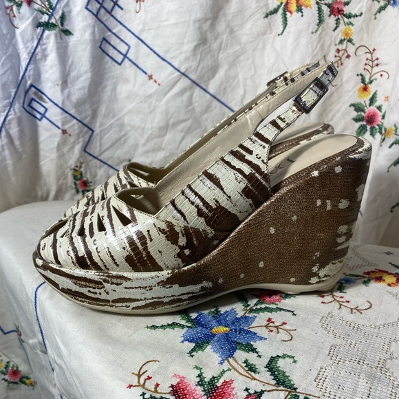 VINTAGE 70s BROWN AND CREAM SNAKESKIN PEEP TOE PLATFORM HEELS